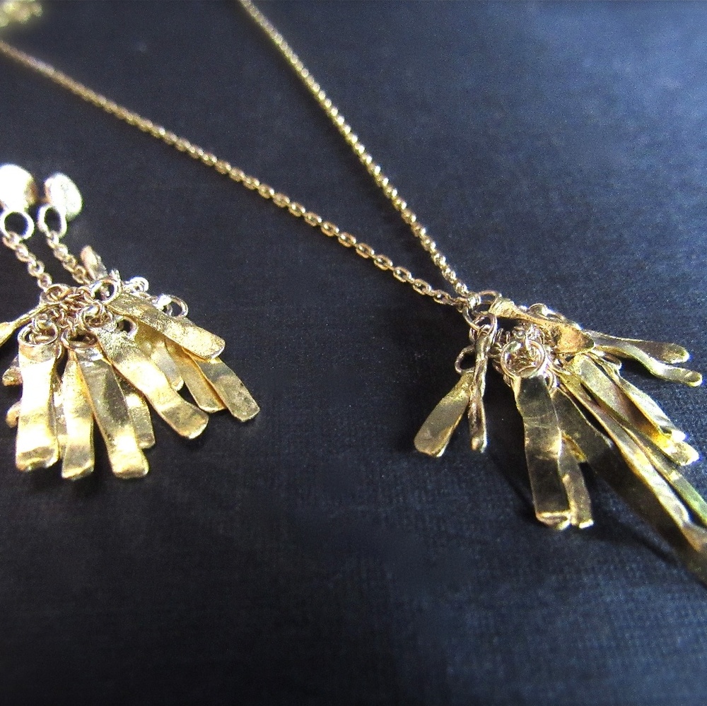 Jewelry set. 24K yellow gold earrings and necklace
